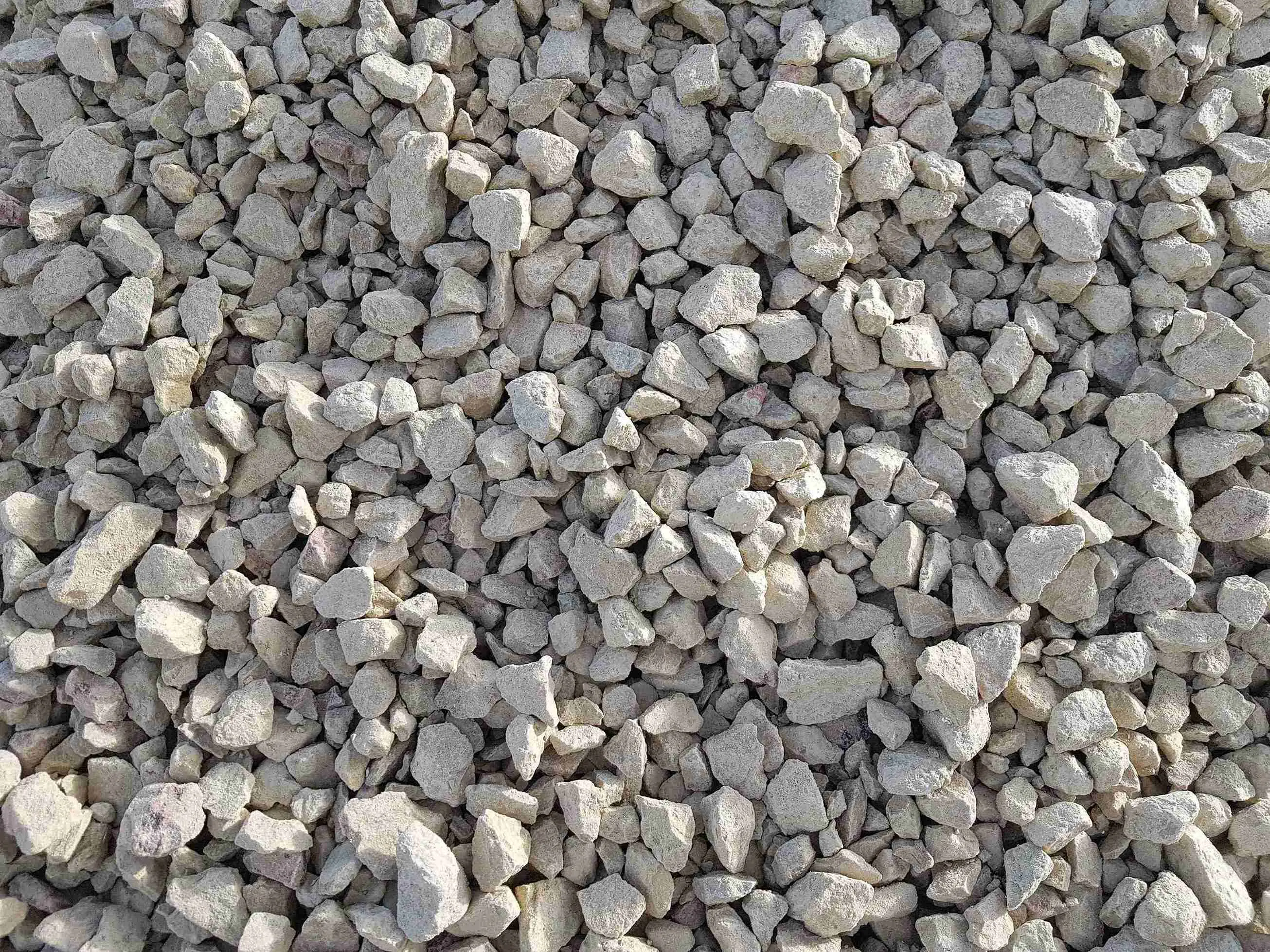 Щебень известняковый с доставкой по Санкт-Петербургу и Ленинградской области